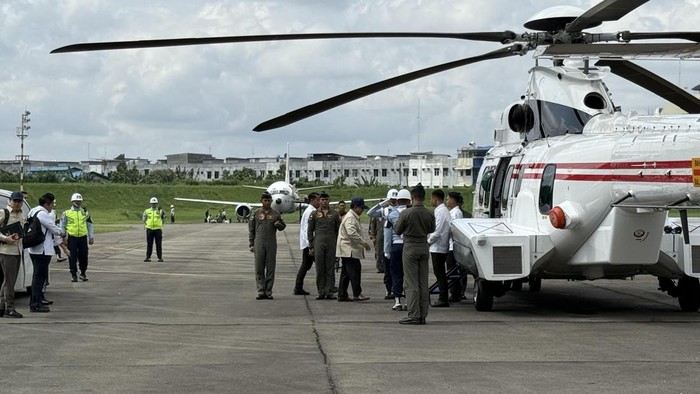 Tinjau Posko Pengungsi di Langkat, Prabowo Naik Helikopter dari Medan