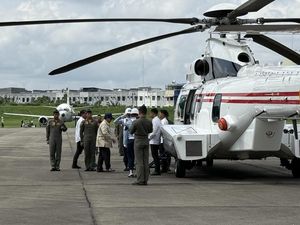 Tinjau Posko Pengungsi di Langkat, Prabowo Naik Helikopter dari Medan