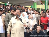 Prabowo Sapa Pengungsi di Langkat: Kami Tidak Akan Tinggalkan Kalian