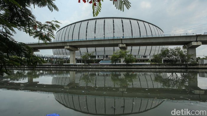 Progres Tol Wiyoto Wiyono Harbour Road II Terus Dikebut Petugas mengerjakan proyek pembangunan Jalan Tol Wiyoto Wiyono Section Harbour Road II di Tanjung Priok, Jakarta, Sabtu (13/12/2025).