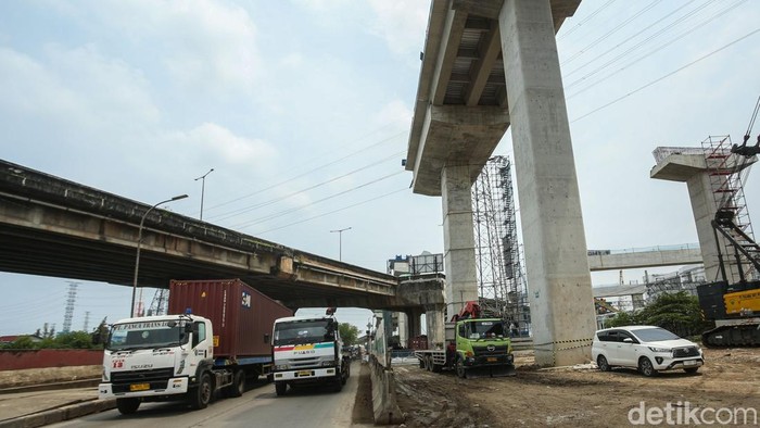 Petugas mengerjakan proyek pembangunan Jalan Tol Wiyoto Wiyono Section Harbour Road II di Tanjung Priok, Jakarta, Sabtu (13/12/2025).