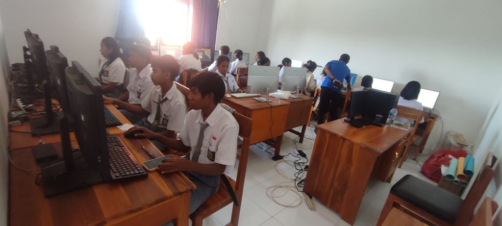 Proses pembelajaran dengan komputer  di SMAN 1 Sabtu Tengah