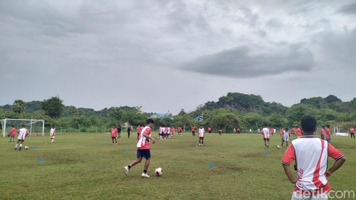 Ratusan pemain mengikuti Coaching Clinic oleh Evan Dimas di Stadion Ora Flobamora, Labuan Bajo, Manggarai Barat, NTT, Sabtu (13/12/2025).