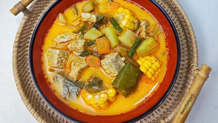 Resep sayur lodeh merah tempe semangit racikan Dwi Oti Eliyanti, salah satu pemenang Master Resep SASA Santan.