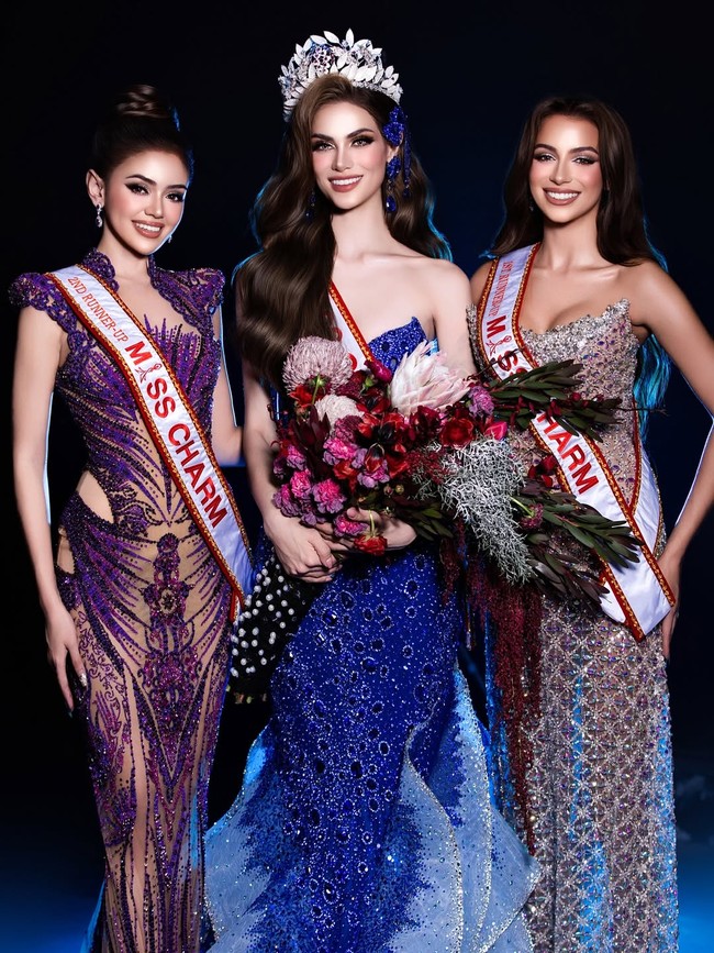 Di acara puncak, perempuan asal Kalimantan Timur ini masuk tiga besar. Mahkota Miss Charm 2025 lantas jatuh ke tangan Anna Blanco Flores dari Venezuela. Adapun Luisa Victoria Amalz yang mewakili Jerman keluar sebagai Runner-Up 1. (Foto: Instagram/@rinandamh)