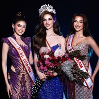 Di acara puncak, perempuan asal Kalimantan Timur ini masuk tiga besar. Mahkota Miss Charm 2025 lantas jatuh ke tangan Anna Blanco Flores dari Venezuela. Adapun Luisa Victoria Amalz yang mewakili Jerman keluar sebagai Runner-Up 1. (Foto: Instagram/@rinandamh)
