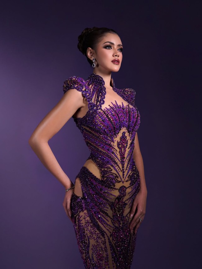 Sementara itu, motif menonjolkan corak ukiran tradisional Toraja yang dikenal sebagai Pa’ssura. Sebuah visualisasi kisah yang diukir pada kayu sebagai simbol kehidupan, keharmonisan, dan tuntunan leluhur. Pola yang terinspirasi dari Tongkonan, rumah adat leluhur yang sakral, merepresentasikan persatuan, identitas, serta ikatan yang tak terputus antar generasi. “Semuanya mengingatkan saya bahwa di mana pun saya berdiri, saya selalu membawa garis keturunan saya—kekuatan, keanggunan, dan memorinya,” tambahnya. (Foto: Instagram/@rinandamh)