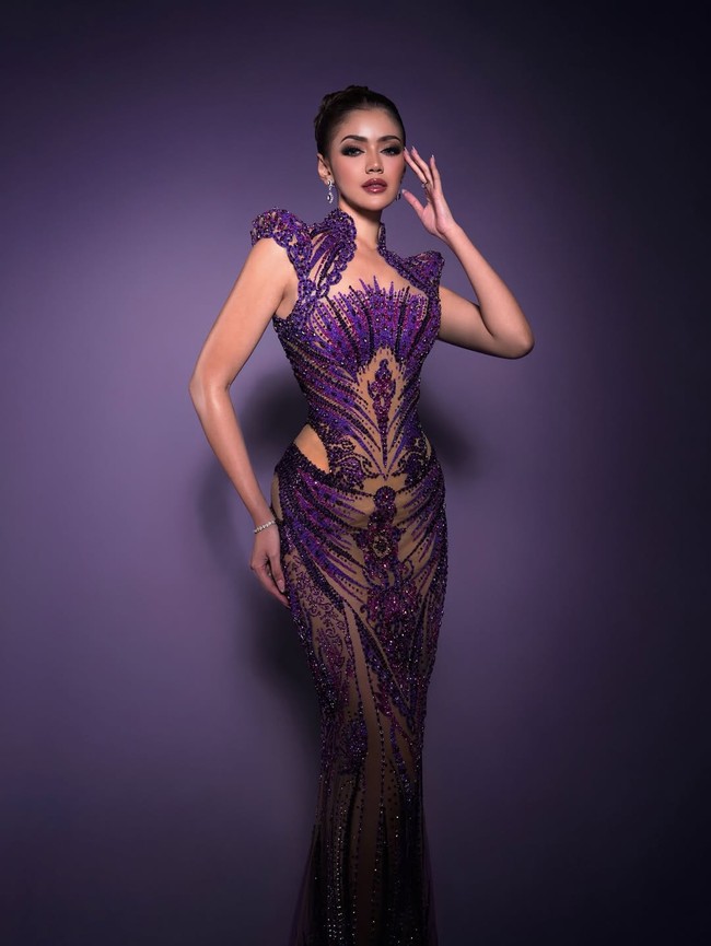 Pada malam final, ia menebar pesonanya dalam balutan gaun berwarna ungu yang terinspirasi dari tradisi Toraja di Sulawesi Selatan. “Dalam budaya Toraja, warna ungu melambangkan kemuliaan, kedalaman spiritual, serta keterhubungan dengan para leluhur,” tulisnya di Instagram. (Foto: Instagram/@rinandamh)