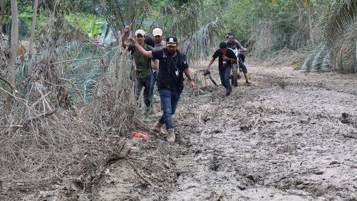 Perjuangan Berat Arungi Lumpur Menembus Desa Pedalaman Aceh Timur