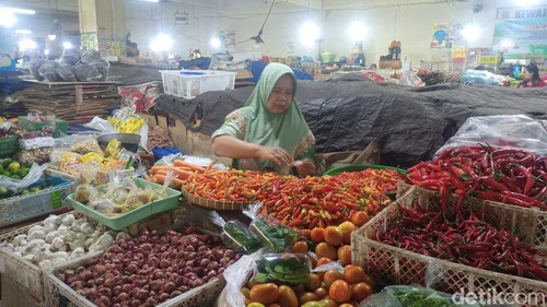 Salah seorang pedagang sembako di Pasar Amlapura Timur, Karangasem, Sabtu (13/12/2025).