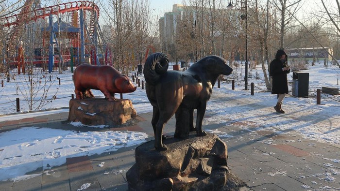 Warga melintasi kompleks Forbidden City di Beijing saat turun salju perdana pada Jumat (12/12/2025). Biro Meteorologi Beijing mengumumkan hujan salju besar pertama pada musim dingin turun dengan ketebalan 4-8 milimeter dengan suhu di ibu kota akan turun tajam yaitu minus 3 derajat Celsius pada Jumat (12/12) dan anjlok hingga minus 10 derajat Celsius pada Sabtu (13/12) malam. ANTARA FOTO/Desca Lidya Natalia/foc.