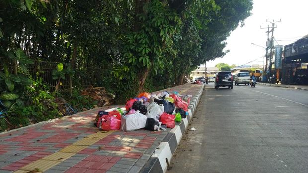 Sampah di dekat Kantor DPRD Tangerang Selatan (Tangsel), Kawasan Serpong. Sampah di dekat Kantor DPRD Tangerang Selatan (Tangsel), Kawasan Serpong.