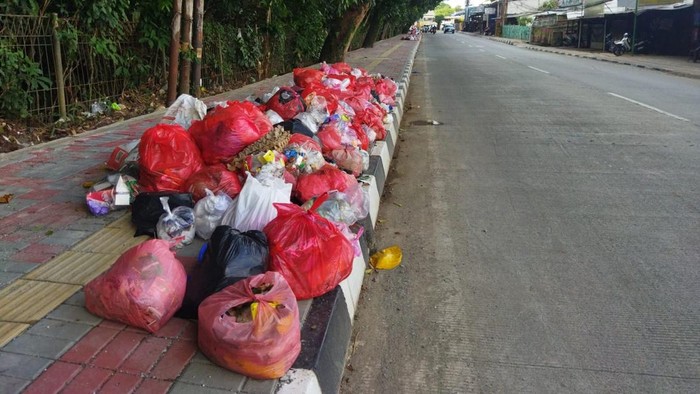 Sampah di Tangsel Juga Menumpuk di Dekat Kantor DPRD-Puskesmas Serpong