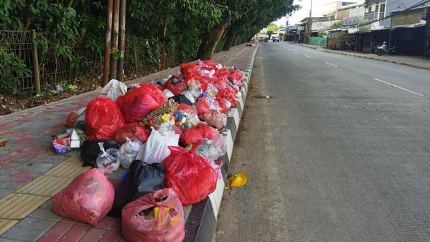 Sampah numpuk di Jalan Raya Serpong Sampah numpuk di Jalan Raya Serpong
