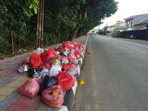 Warga Ngeluh Sampah Seminggu Numpuk di Jalan Raya Serpong: Bikin Mual