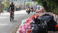 Hingga saat ini belum ada tindakan yang dilakukan pemerintah setempat maupun pengelola TPA untuk sampah yang menumpuk dipinggir jalan.