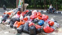 Sampah menumpuk ini imbas dari penutupan TPA Cipeucang yang hampir sepekan.