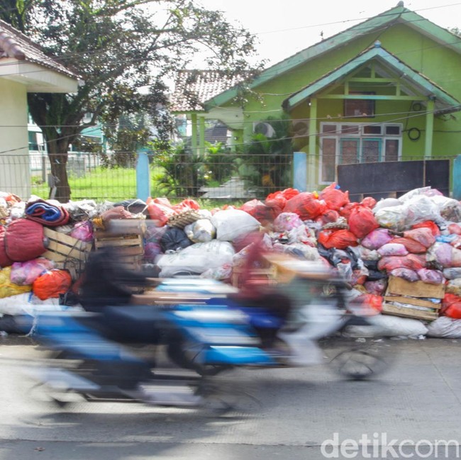 Sepekan TPA Ditutup, Sampah Kuasai Ruas Jalan Serpong
