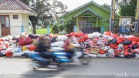 Bahkan sampah juga menumpuk di depan Puskesmas Serpong 1, fasilitas kesehatan yang seharusnya bersih dari sampah.