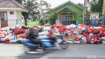 Sepekan TPA Ditutup, Sampah Kuasai Ruas Jalan Serpong