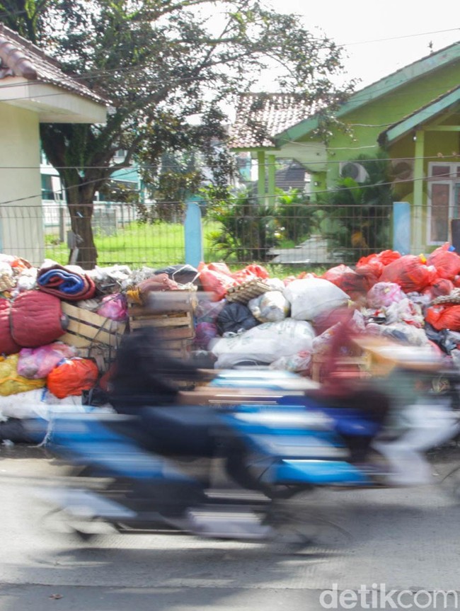 Sepekan TPA Ditutup, Sampah Kuasai Ruas Jalan Serpong