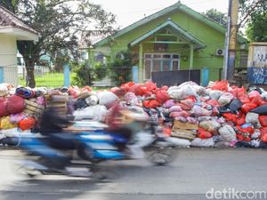 Sepekan TPA Ditutup, Sampah Kuasai Ruas Jalan Serpong