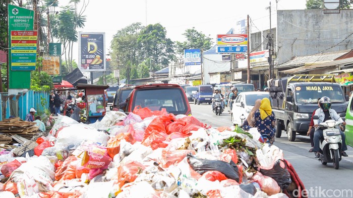 Sampah Menggunung di Jalan Utama Tangsel, Pakar Saran Ini buat Kota Besar