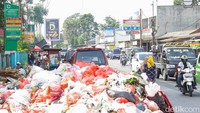 Sampah menumpuk di kawasan Serpong, Tangerang Selatan, Banten, Sabtu (13/12/2025).