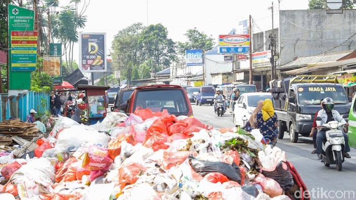 Sampah menumpuk di kawasan Serpong, Tangerang Selatan, Banten, Sabtu (13/12/2025).