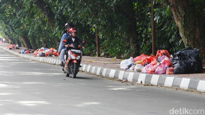 Sampah menumpuk di kawasan Serpong, Tangerang Selatan, Banten, Sabtu (13/12/2025).