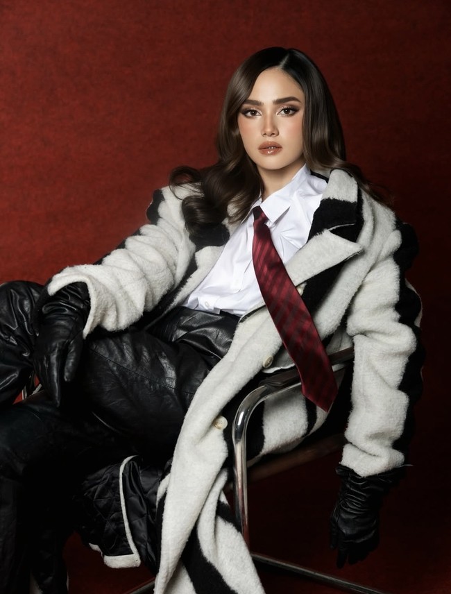 Tampil beda, di pemotretan terbaru Syifa Hadju tampak menggabungkan unsur maskulin dan feminin, membuatnya terlihat lebih bold. Foto: Instagram/@syifahadju