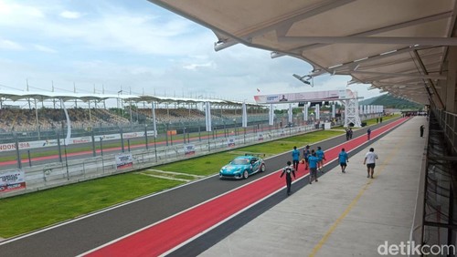 Tampak mobil peserta MFoS saat mengikuti sesi qualifikasi di Sirkuit Mandalika.