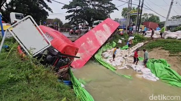 Truk muatan pupuk terperosok ke Sungai Ombo Desa Ketitang Wetan Kecamatan Batangan, Pati, Sabtu (13/12/2025). Truk muatan pupuk terperosok ke Sungai Ombo Desa Ketitang Wetan Kecamatan Batangan, Pati, Sabtu (13/12/2025).