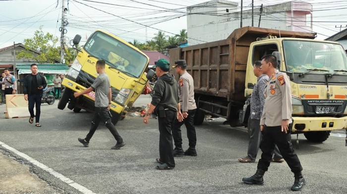 Polisi Gerak Cepat Evakuasi Truk Sampah Kejeblos Jalan Amblas di Meranti