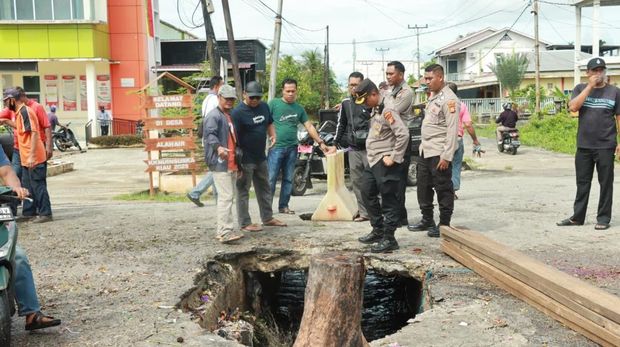 Truk sampah kejeblos jalan amblas di Meranti, polisi gerak cepat evakuasi. Truk sampah kejeblos jalan amblas di Meranti, polisi gerak cepat evakuasi, Sabtu (13/12/2025).