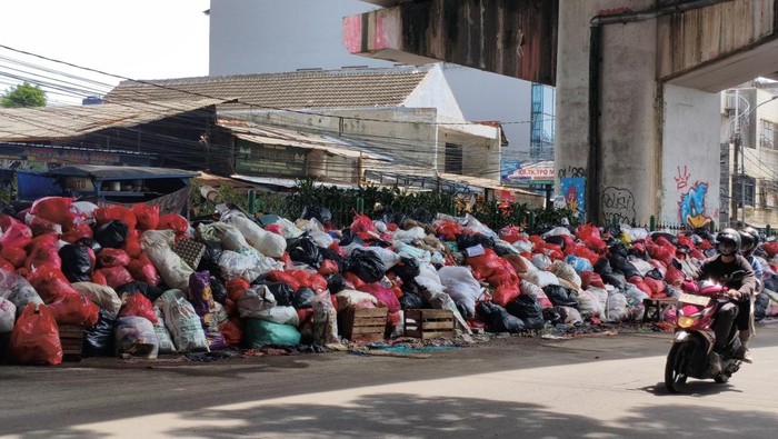 Warga Keluhkan Tumpukan Sampah di Ciputat Tangsel 4 Hari Tak Diangkut