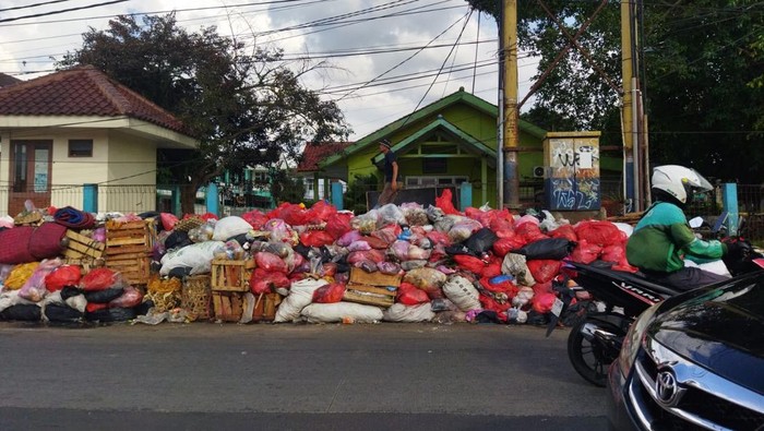 Warga Mengeluh Tumpukan Sampah di Jalanan, DPRD Tangsel Minta Maaf