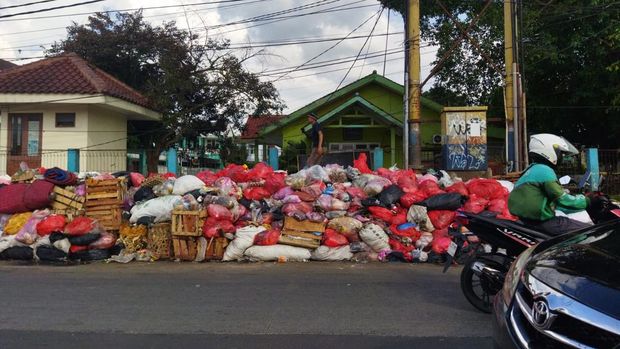 Tumpukan sampah di Puskesmas Serpong I, Tangerang Selatan (Tangsel). Tumpukan sampah di Puskesmas Serpong I, Tangerang Selatan (Tangsel).