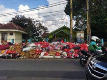 Tumpukan Sampah di Bahu Jalan Tangsel Mulai Diangkut