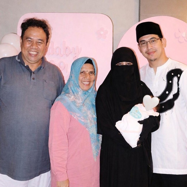 Adiba Khanza Melahirkan Normal, Umi Pipik dan Uje Senyum Foto Timang Cucu