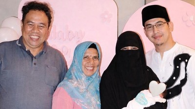 Adiba Khanza Melahirkan Normal, Umi Pipik dan Uje Senyum Foto Timang Cucu