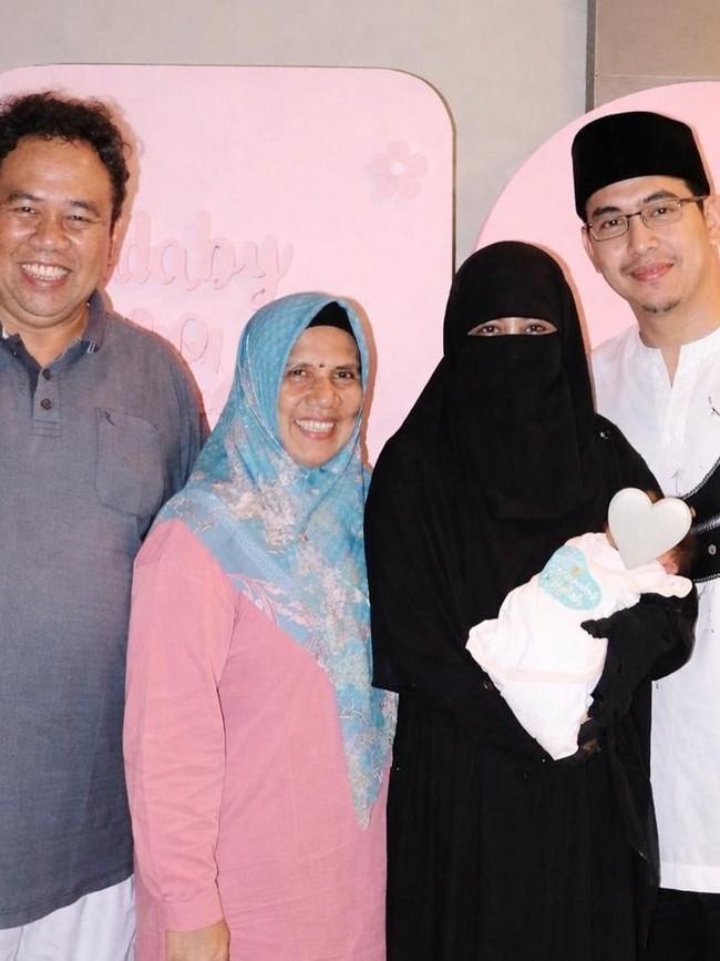 Adiba Khanza Melahirkan Normal, Umi Pipik dan Uje Senyum Foto Timang Cucu