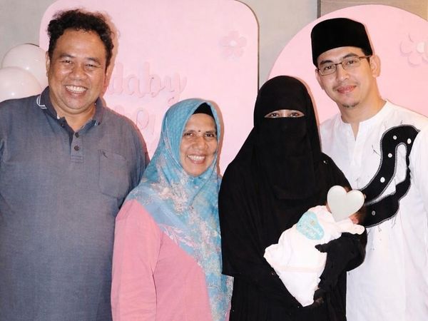 Adiba Khanza Melahirkan Normal, Umi Pipik dan Uje Senyum Foto Timang Cucu