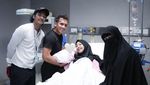 Adiba Khanza Melahirkan Normal, Umi Pipik dan Uje Senyum Foto Timang Cucu