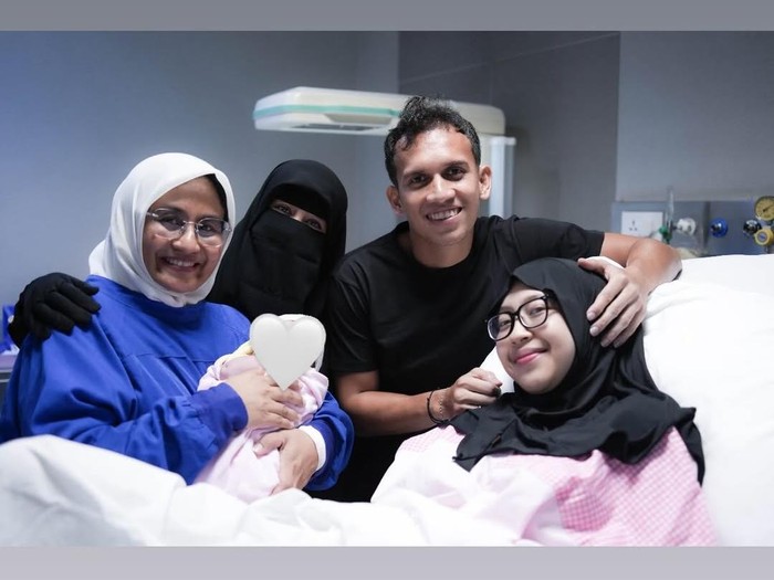 Umi Pipik timang cucu pertama dan cerita perjuangan Adiba Khanza melahirkan.