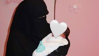 Semoga Allah ta’ala jadikan baby Ela qurata’ayun bagi orang tuanya, berakhlak yang baik, berbudi pekerti, pintar, saliha, menjadi kebanggaan Nabi Muhammad dan selalu menjadi hamba yang taat, doa Umi Pipik untuk cucunya. (Foto: Instagram @_ummi_pipik_)