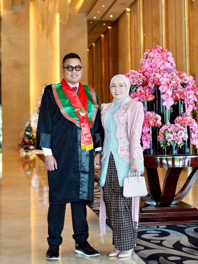 Selamat! Uya Kuya Lulus S2 Magister Hukum