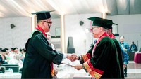 Uya Kuya lulus S2 Magister Hukum. Ia berkuliah di Universitas Islam Sultan Agung Semarang, Jawa Tengah. (Foto: dok Instagram astridkuya)