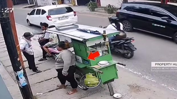 Viral Pasutri di Jakbar Gasak Uang Pedagang dengan Modus Borong Bakso Viral Pasutri di Jakbar Gasak Uang Pedagang dengan Modus Borong Bakso.