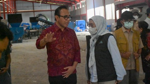 Wali Kota Denpasar I Gusti Ngurah Jaya Negara saat mendampingi kunjungan kerja Plt. Pengelolaan Sampah, Limbah, dan B3 (PSLB3) Kementerian Lingkungan Hidup, Hanifah Dwi Nirwana di Denpasar, Sabtu (13/12/2025).